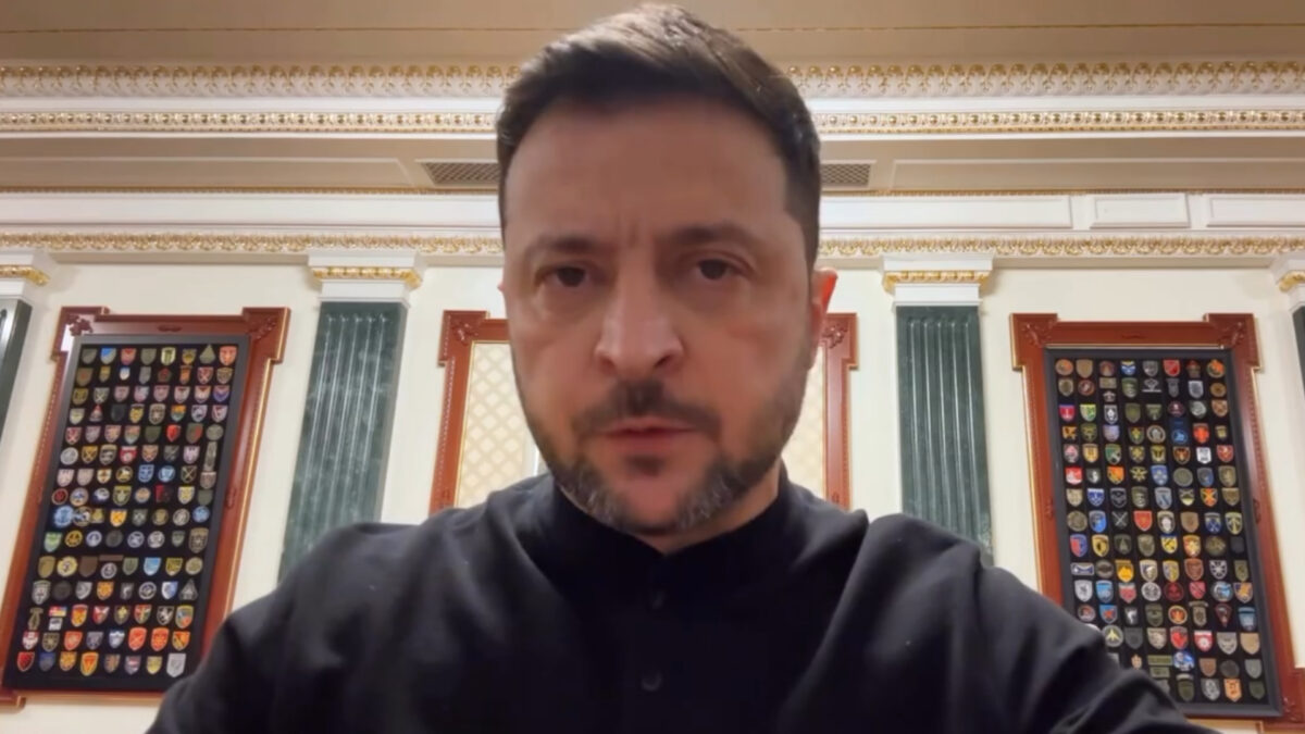 Imagine Stire Moment bizar în timpul unui monolog oferit de Volodimir Zelensky. Ceva alb îi cade din nas, în timp ce vorbește | 2review.ro