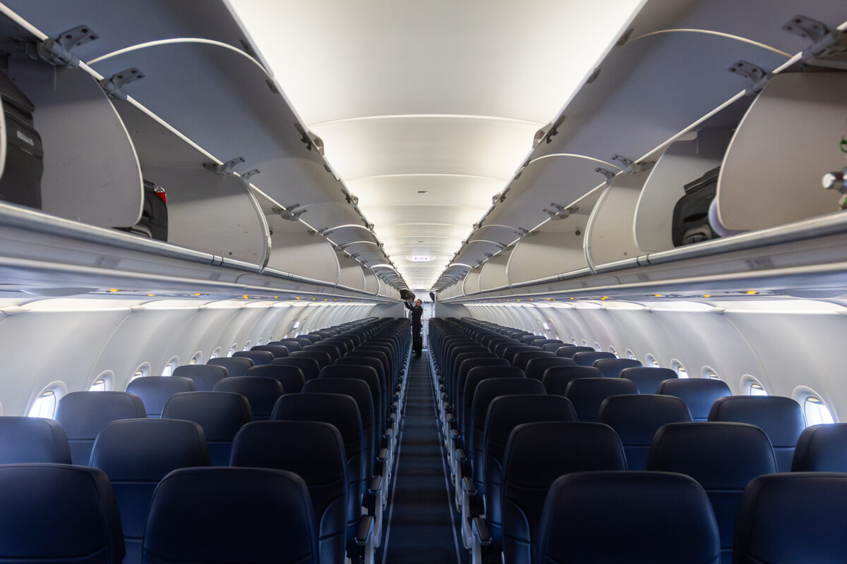 Panică pe aeroportul din Băneasa! Pasagerii Wizz Air au fost evacuați, după ce o flacără a apărut sub avion
