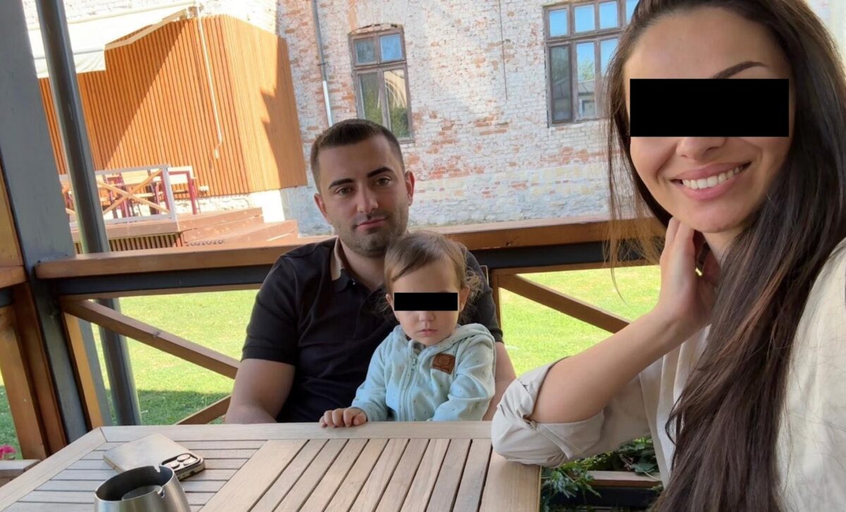 Imagine Stire Cine sunt părinții fetiței de 2 ani care a murit pe scaunul medicului. Tatăl său ar fi un antreprenor de succes | 2review.ro