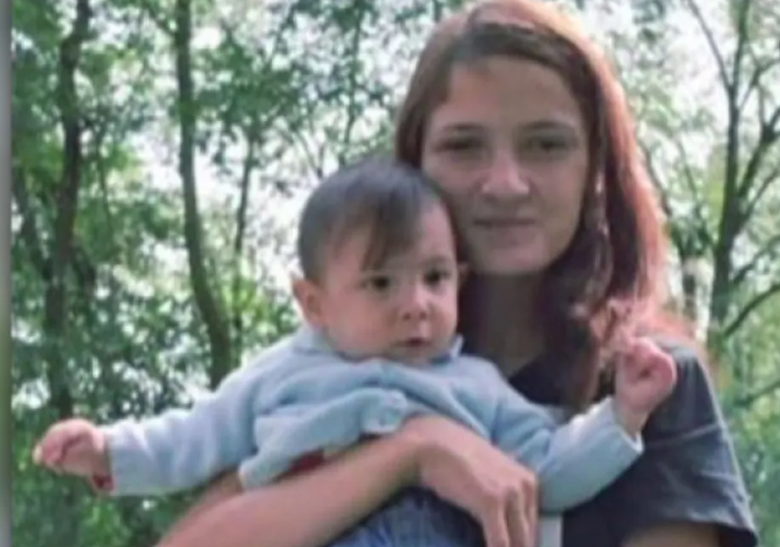 Imagine Stire Ea este Anamaria, tânăra de 18 ani care a dispărut împreună cu bebelușul ei. Apelul disperat al familiei | 2review.ro