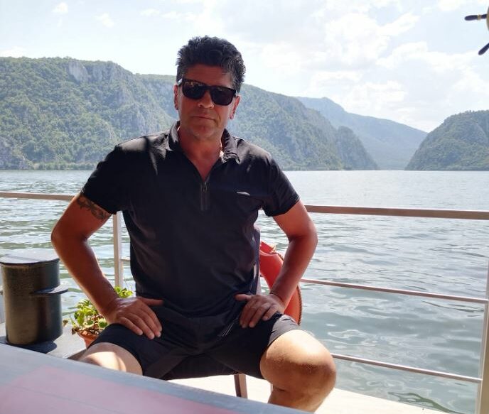 Antena 1 îi vrea la Survivor! “Spaima loteriei” și designerul Casei Regale își negociază șederea în junglă!