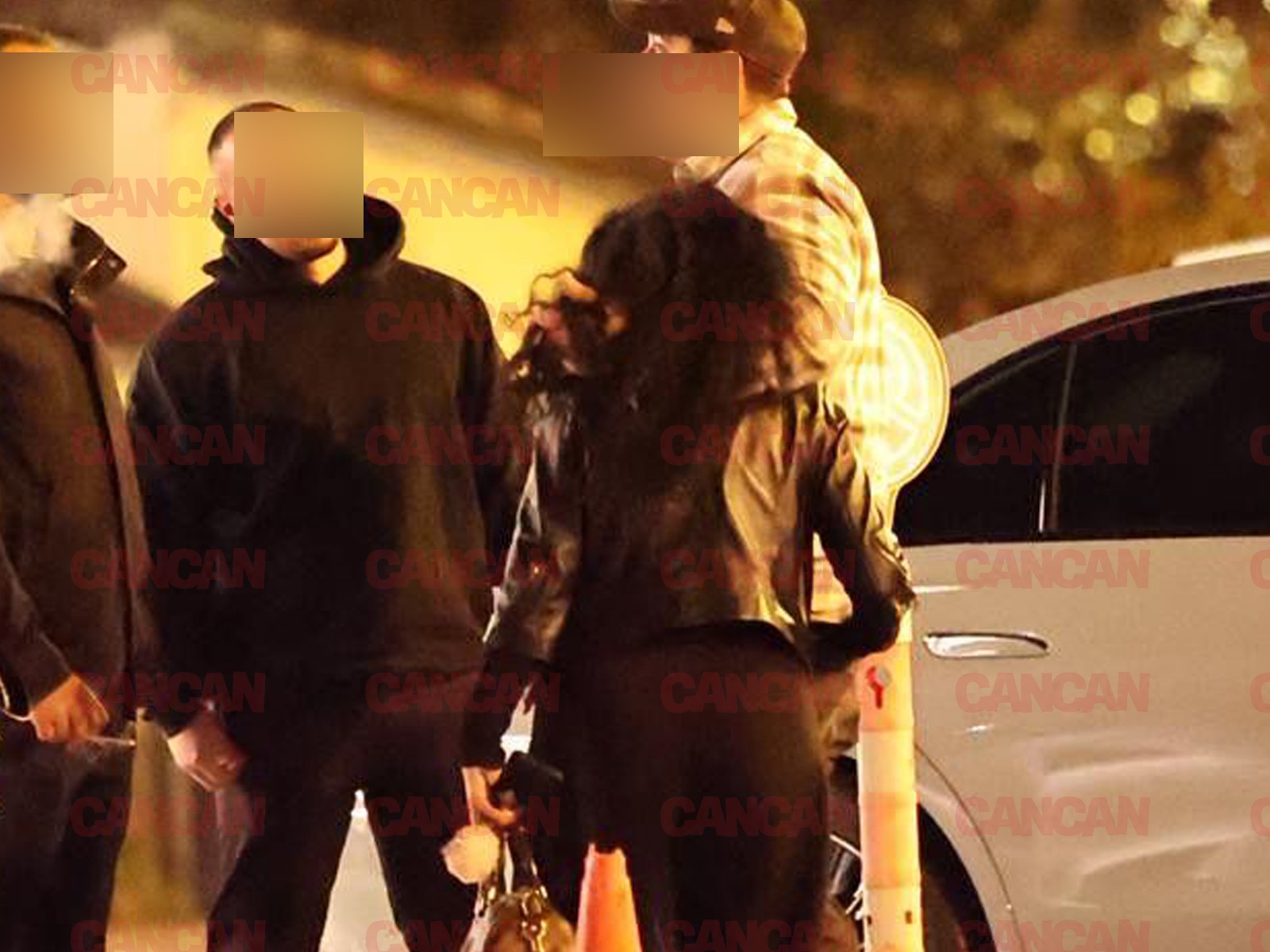 Doinița Oancea tachinată de unul dintre amicii săi