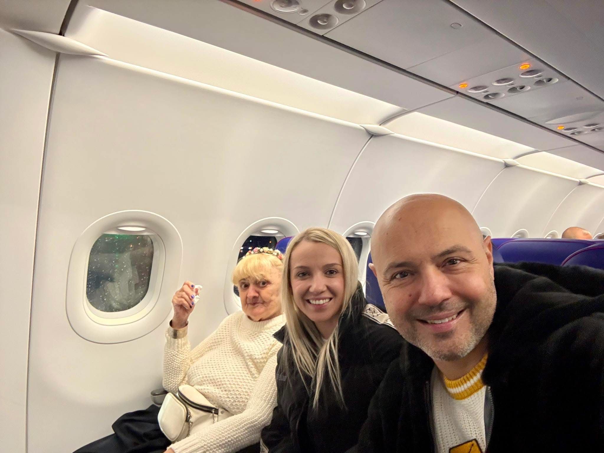 Mihai Mitoșeru, alături de viitoarea soție, Alexandra, și de mama lui