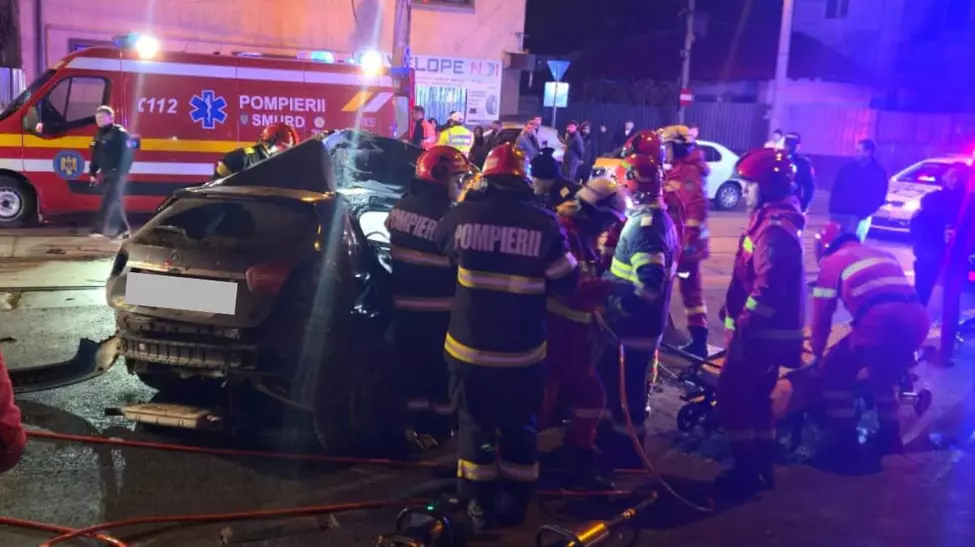 Imagine Stire Accident teribil în Bucureşti. O şoferiţă a intrat cu maşina în stâlp iar prietena ei a murit pe loc | 2review.ro