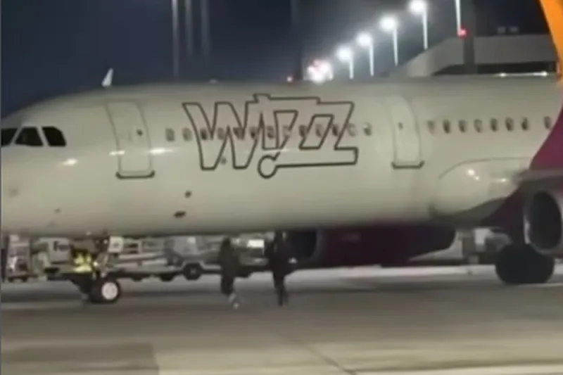 Haos total pe aeroportul din Köln. Doi români au forțat o ieșire de urgență și au alergat pe pistă după avion