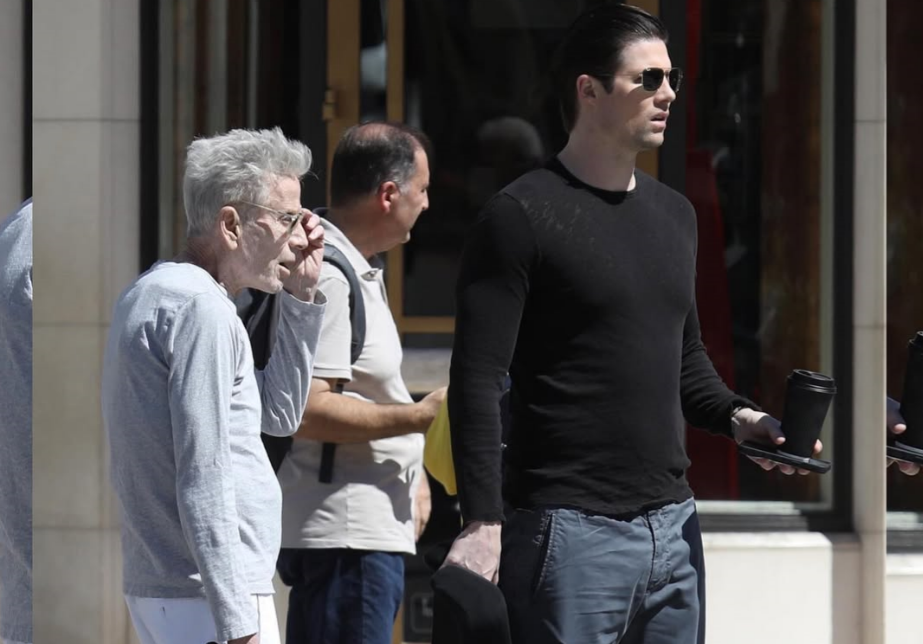 Imagine Stire Imagini bizare cu Calvin Klein la 83 de ani, balansând între glorie și asfalt, în timp ce iubitul tinerel… se concentrează pe arta de a nu face nimic! | 2review.ro