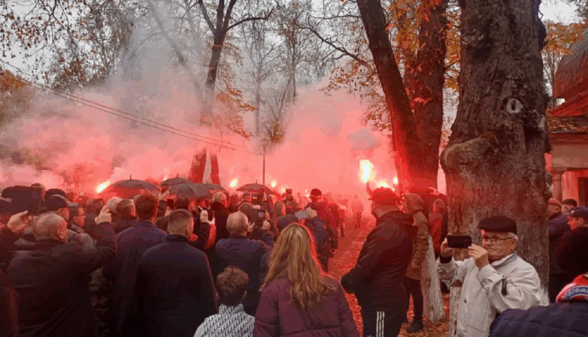 Imagine Stire Emeric Ienei, condus pe ultimul drum printre torțe. Imagini emoționante de la ceremonie | 2review.ro