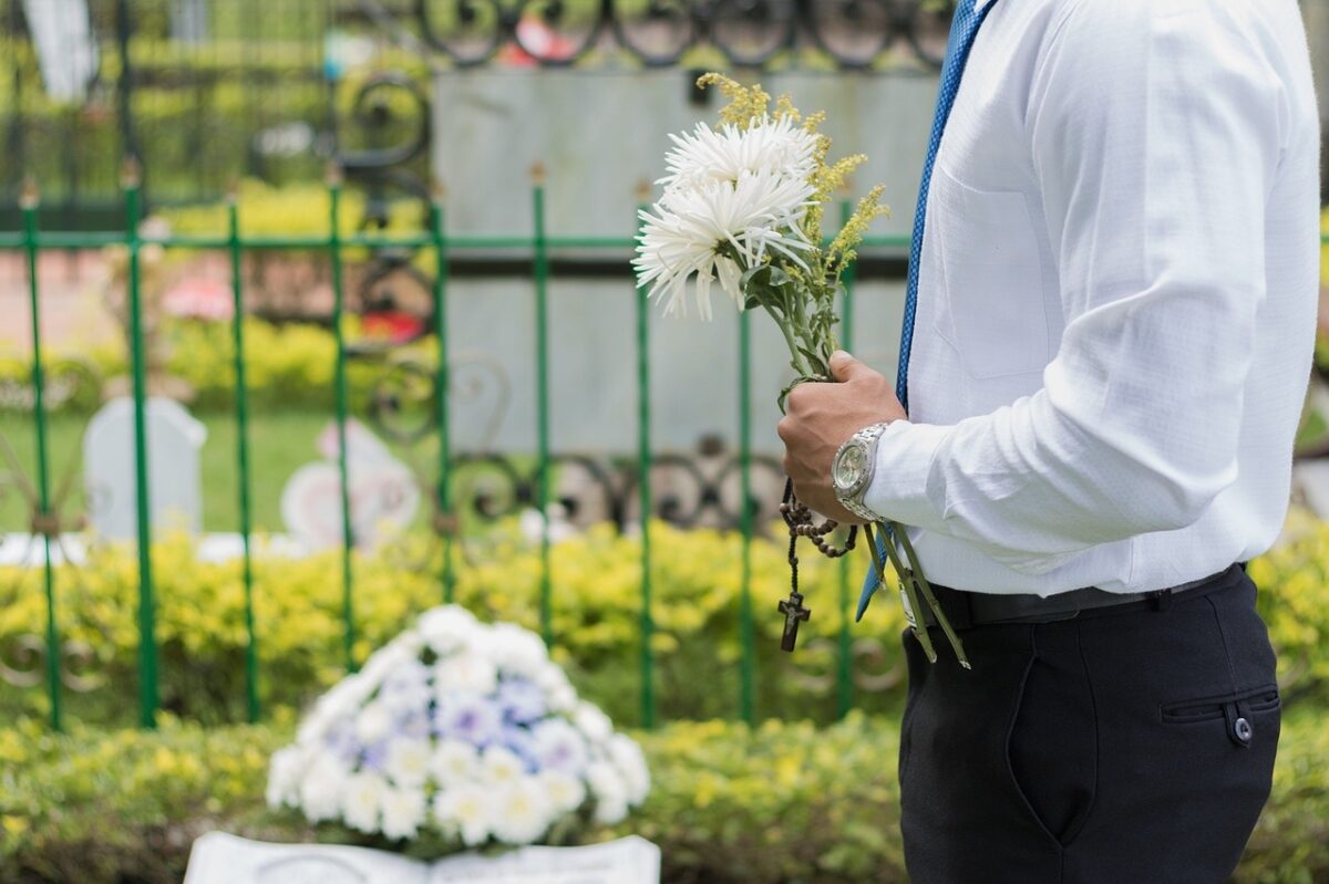 Un bărbat și-a înscenat propria înmormântare dintr-un motiv ireal. Cum au reacționat oamenii când au aflat că el nu murise, de fapt