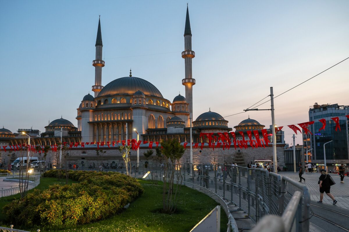 Doi români, răniți într-un atac armat din Istanbul! Film de groază în Piața Taksim
