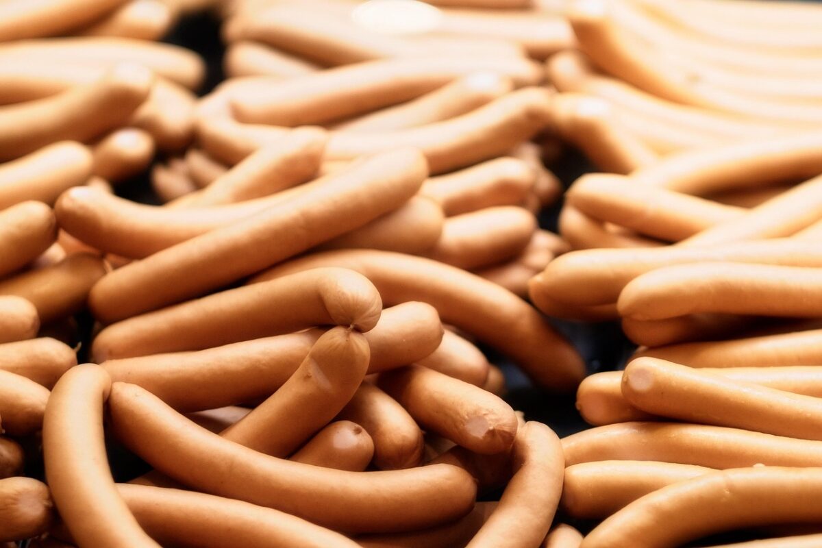 Ce conțin crenvurștii de porc, de fapt. Specialiștii au făcut analiza