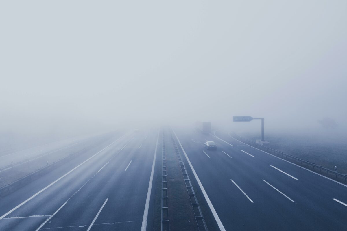 Alertă ANM! Cod galben de ceață în 10 județe. Vizibilitate sub 50 de metri în unele zone