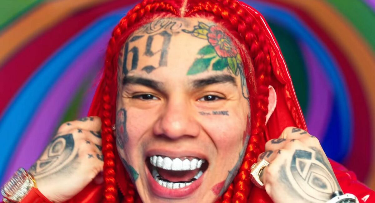Imagine Stire Casa lui Tekashi 6ix9ine a fost invadată de bărbați înarmați! Mama artistului care a cântat la ‘Beach, Please!’,  ținută cu forța | 2review.ro
