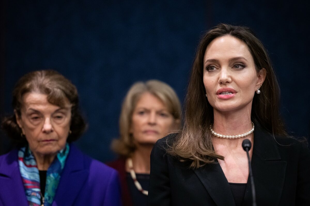 Imagine Stire Angelina Jolie, momente de panică în Ucraina! A fost reținut și înrolat în armată | 2review.ro