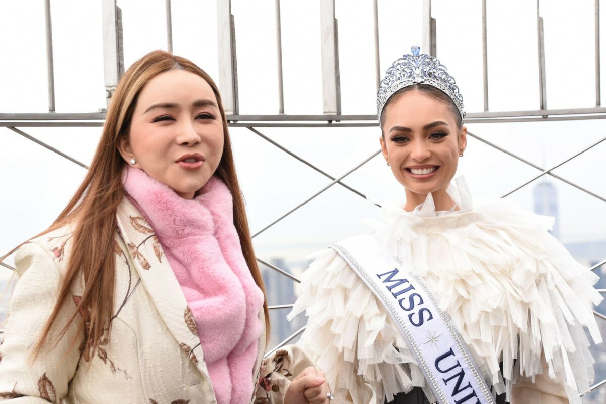 Imagine Stire Proprietara organizației Miss Univers a primit mandat de arestare! Ce acuzații i se aduc | 2review.ro