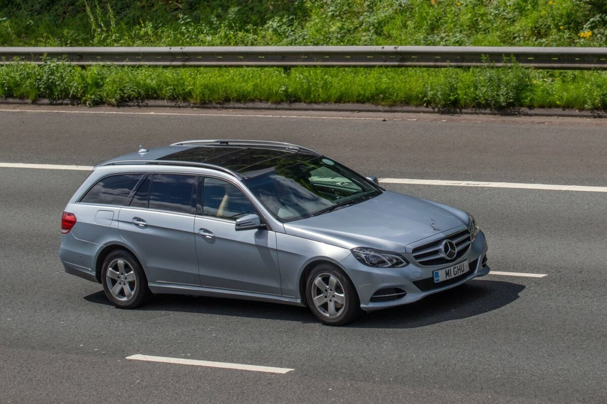 A cumpărat un Mercedes GLE 400 în valoare de 100.000 de euro, dar a simțit miros de ars la condus. Ce a descoperit meganicul
