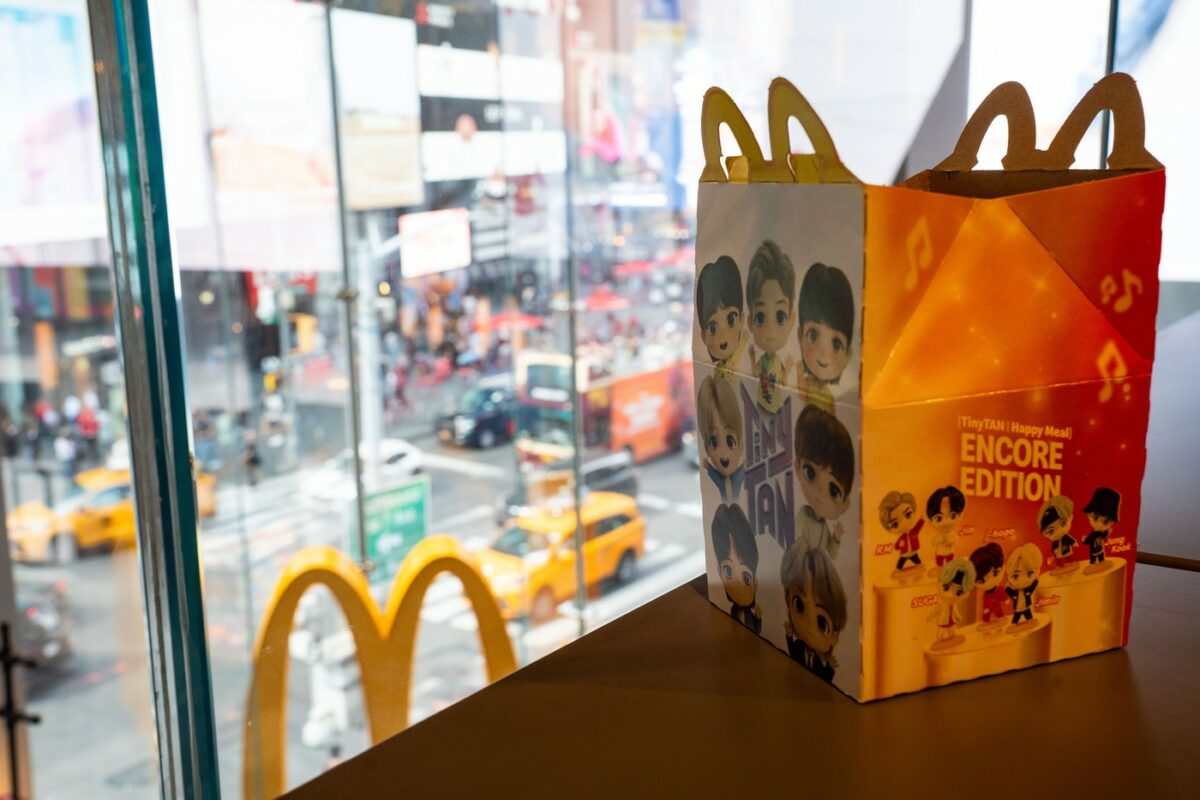 O fetiță de doi ani a ajuns la spital după ce a fost la McDonald`s. Ce conținea lichidul suspect pe care l-a consumat