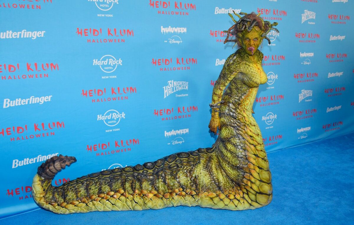 Imagine Stire Celebra actriță care a fost irecognoscibilă de Halloween! Ghicești cine se ascunde sub masca Medusei?! | 2review.ro