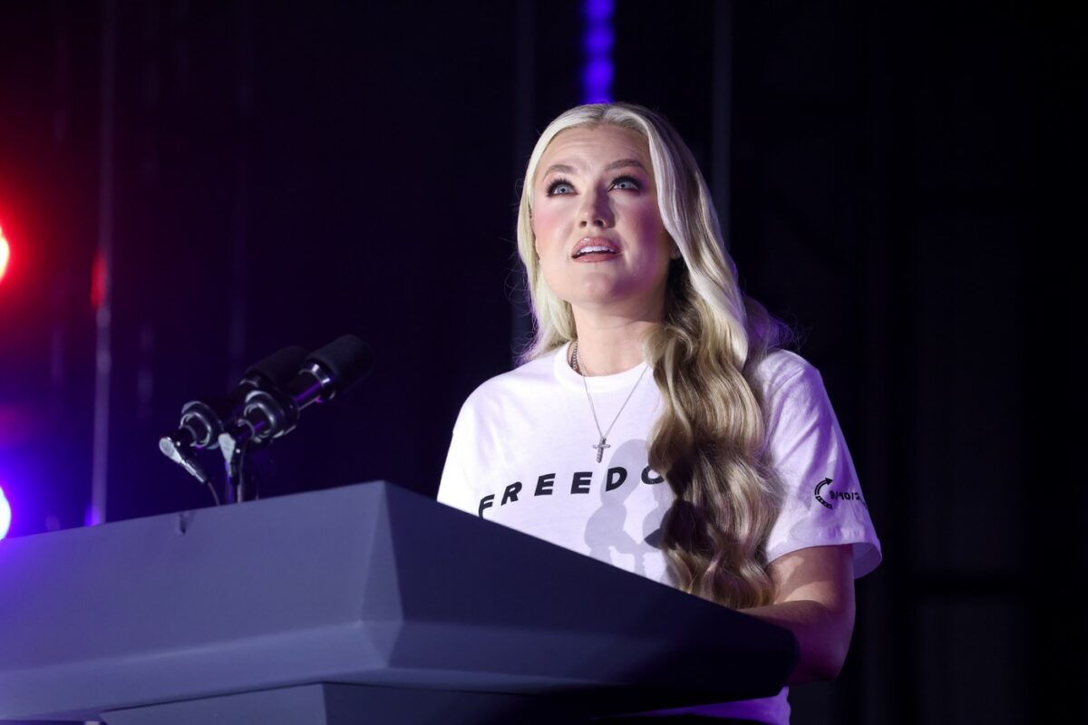 Imagine Stire „A fost Charlie”. Erika Kirk dezvăluie semnul straniu primit de la soțul ei, în noaptea în care a fost ucis | 2review.ro