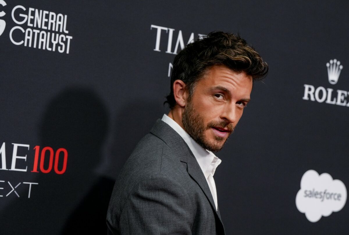 Starul din „Bridgerton” și „Wicked” cucerește titlul de cel mai sexy bărbat al anului. Jonathan Bailey, noul simbol al atracției în showbizul internațional