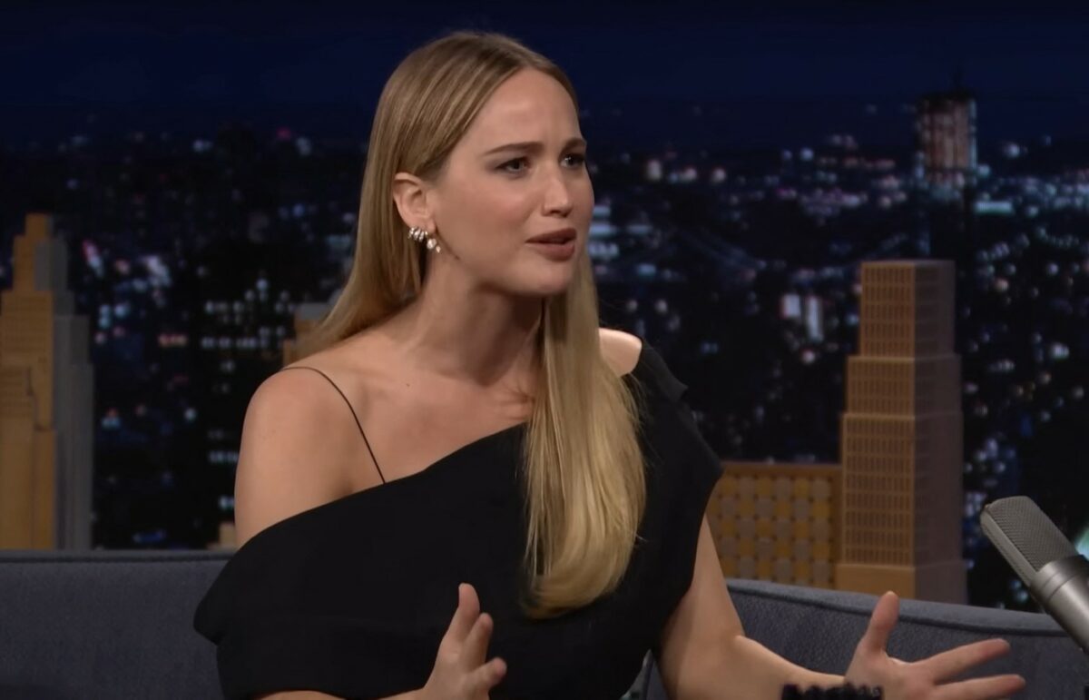 Imagine Stire Jennifer Lawrence a dezvăluit secretul: se ceartă cu internauții de pe un cont fals | 2review.ro