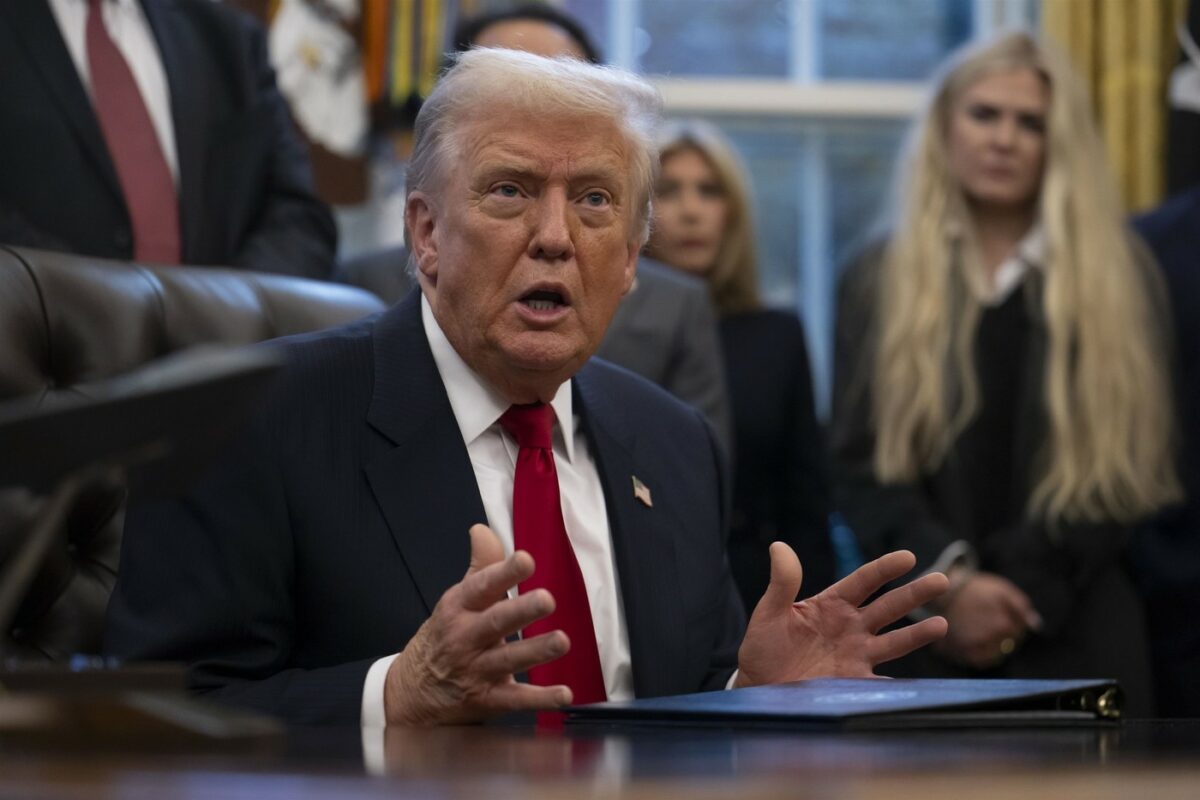 Imagine Stire Numele lui Donald Trump apare, din nou, în cazul lui Jeffrey Epstein! Mailurile care îl dau de gol pe președintele SUA | 2review.ro