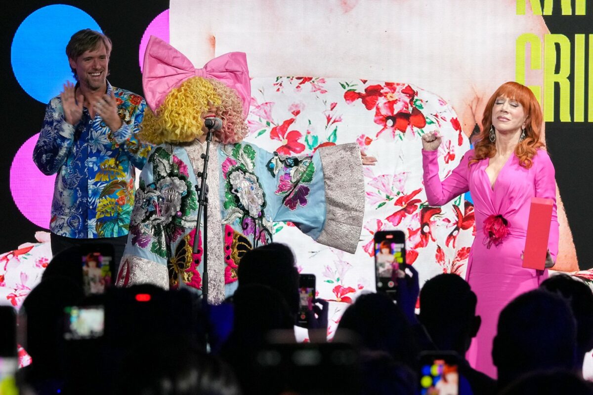 Imagine Stire O celebră actriță de 65 de ani își caută iubitul pe patru aplicații de dating: ”Am avut trei întâlniri diferite până acum” | 2review.ro