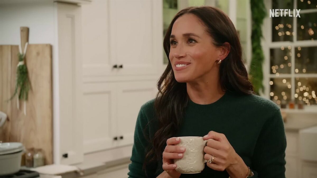 Imagine Stire Meghan Markle, ”prinsă” la furat? A apărut purtând rochia de 8.000 de euro care dispăruse după ședința ei foto | 2review.ro