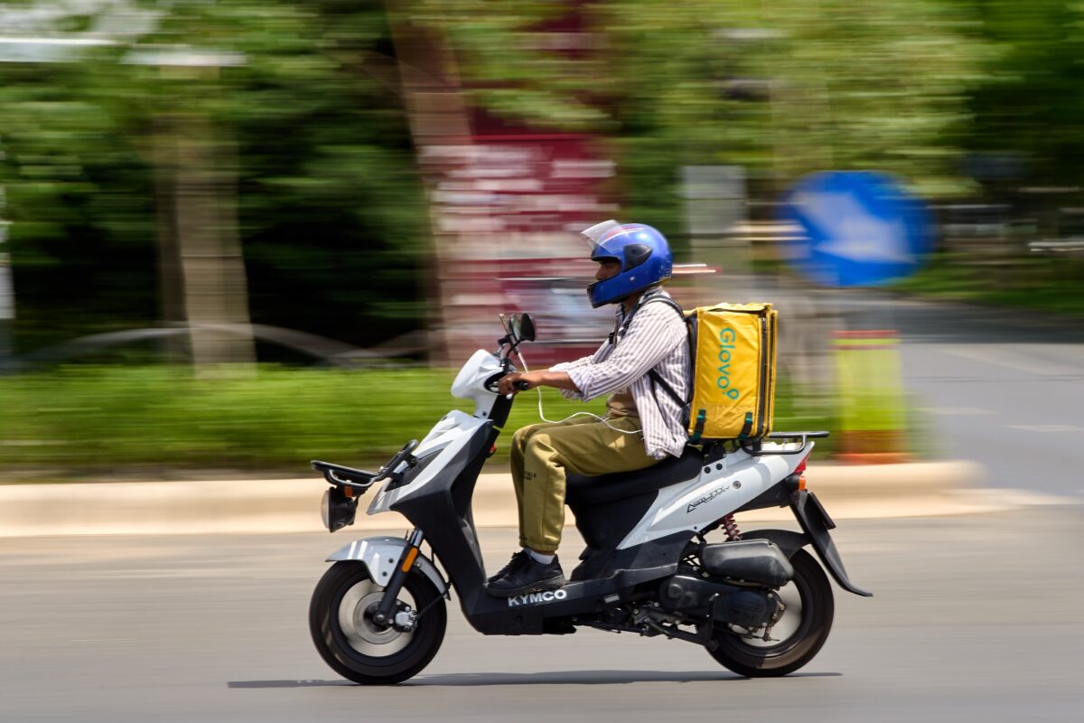 Un alt livrator nepalez a fost agresat în Bucureşti! Ce încerca să îi facă un tânăr de 20 de ani. Trecătorii au intervenit imediat!