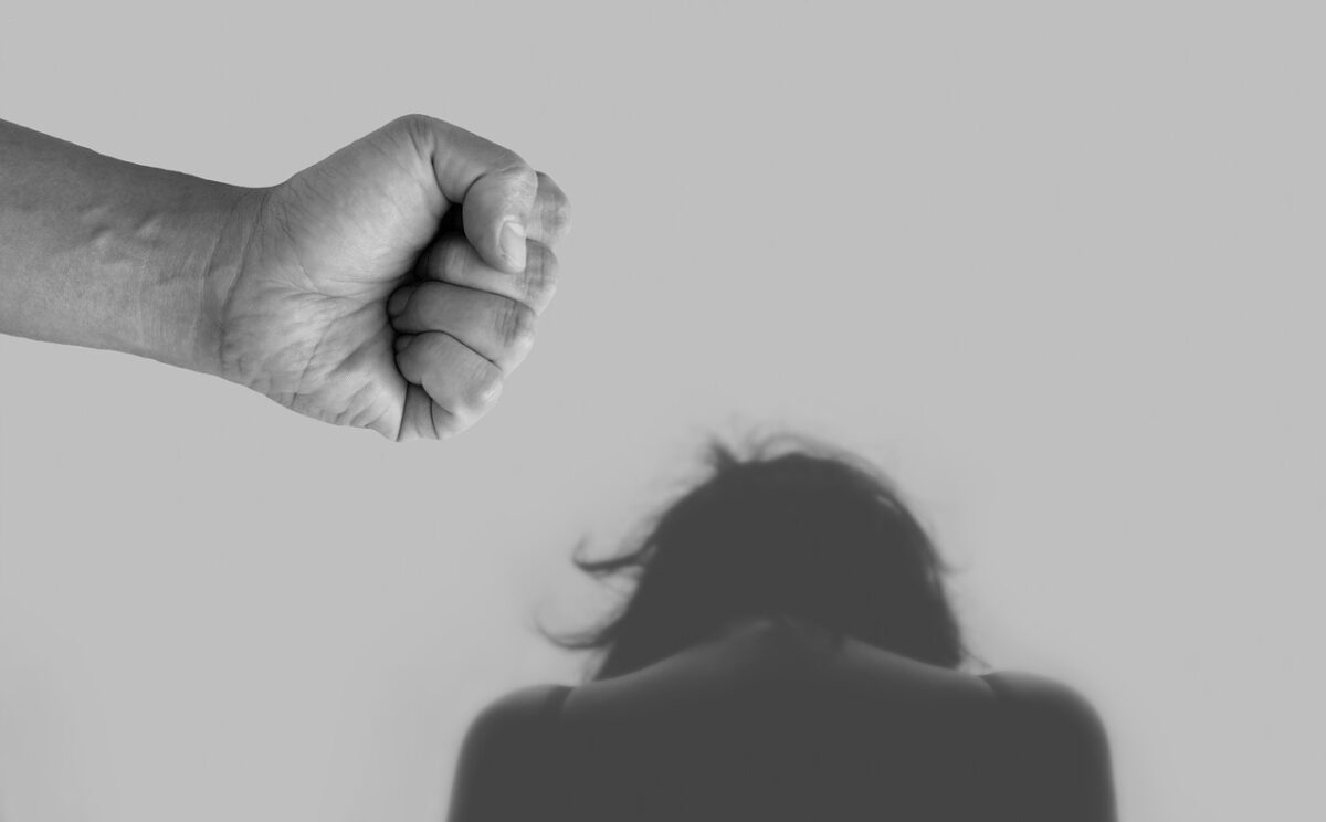 Un băiat de 13 ani și-a salvat mama în ultimul moment din mâinile tatălui! Polițiștii sunt cutremurați de curajul lui