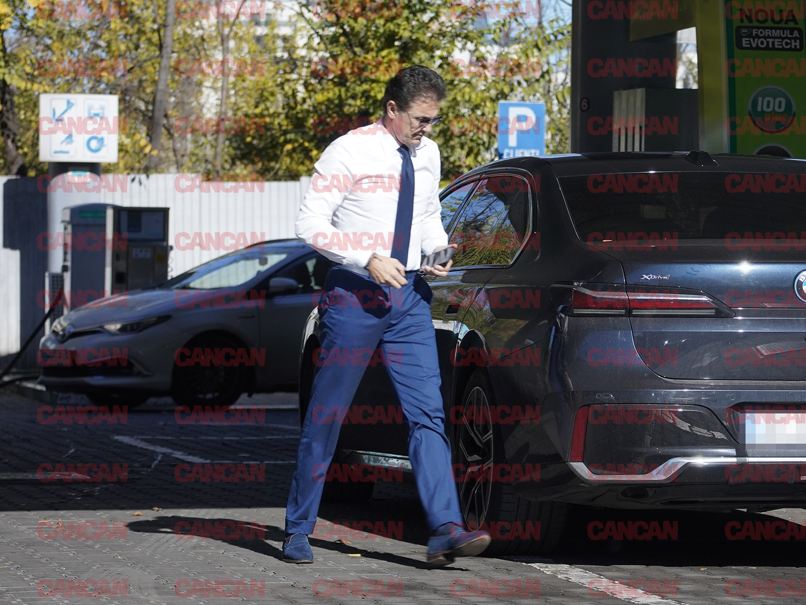 S-a îmbrăcat elegant, dar manierele le-a uitat acasă