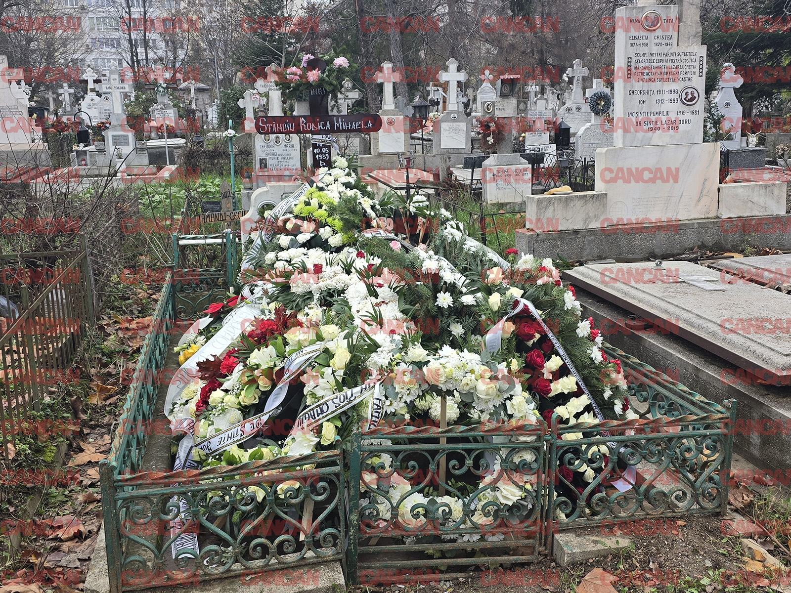 Mormântul Rodicăi Stănoiu a fost acoperit cu multe coroane de flori