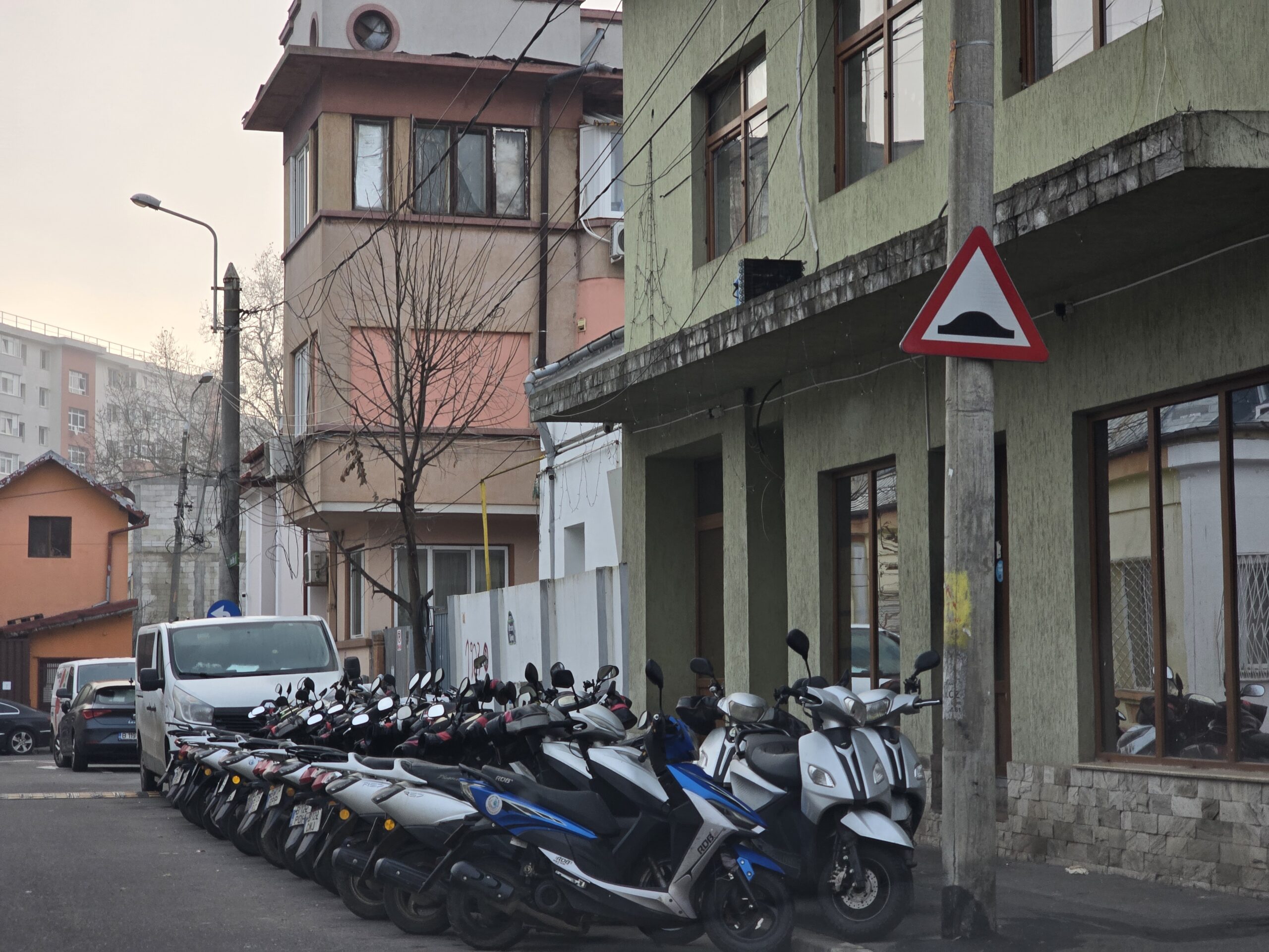 Zeci de scutere aliniate impecabil în fața vilei – fiecare pregătit să pornească într-o nouă cursă