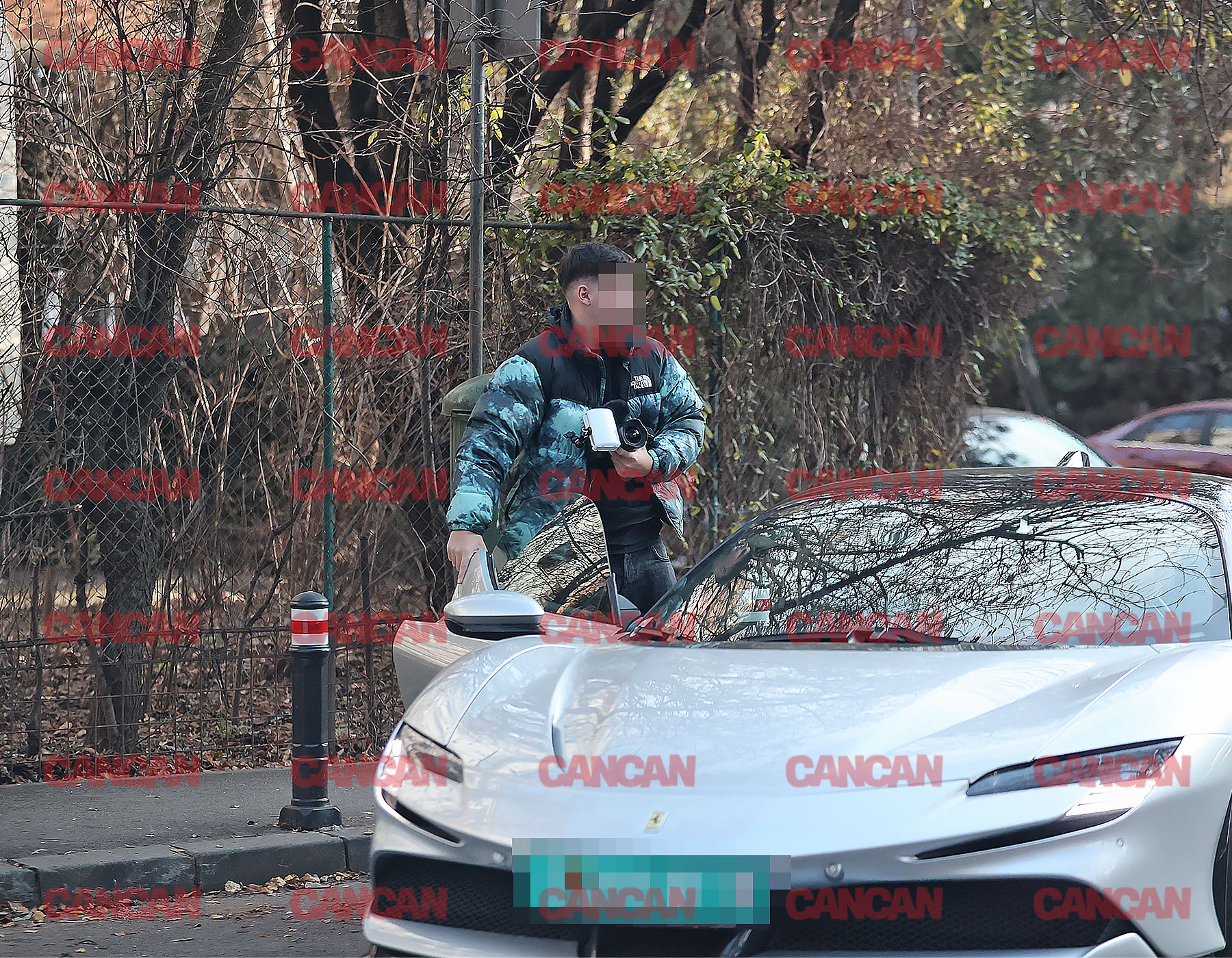 Amicul lui s-a dat jos din mașină pentru a-l ghida să parcheze