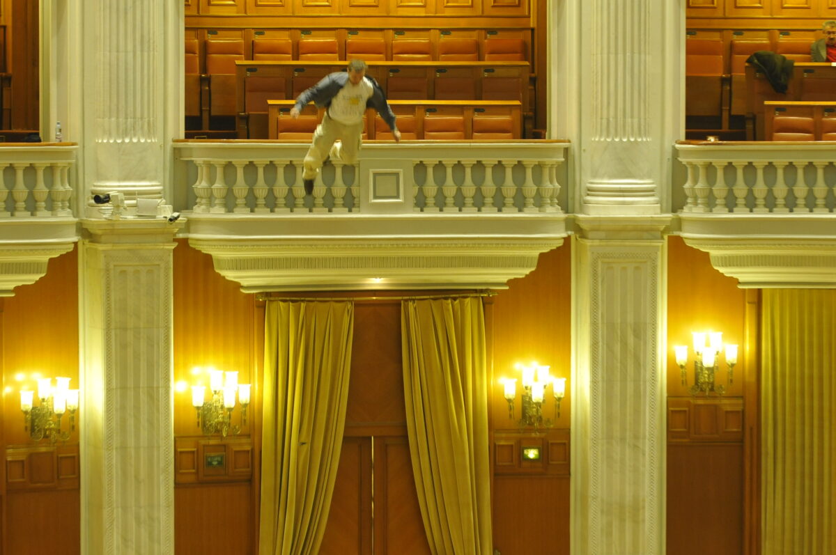 Când disperarea a căzut din balconul Parlamentului. Ce ne amintim azi despre gestul lui Adrian Sobaru