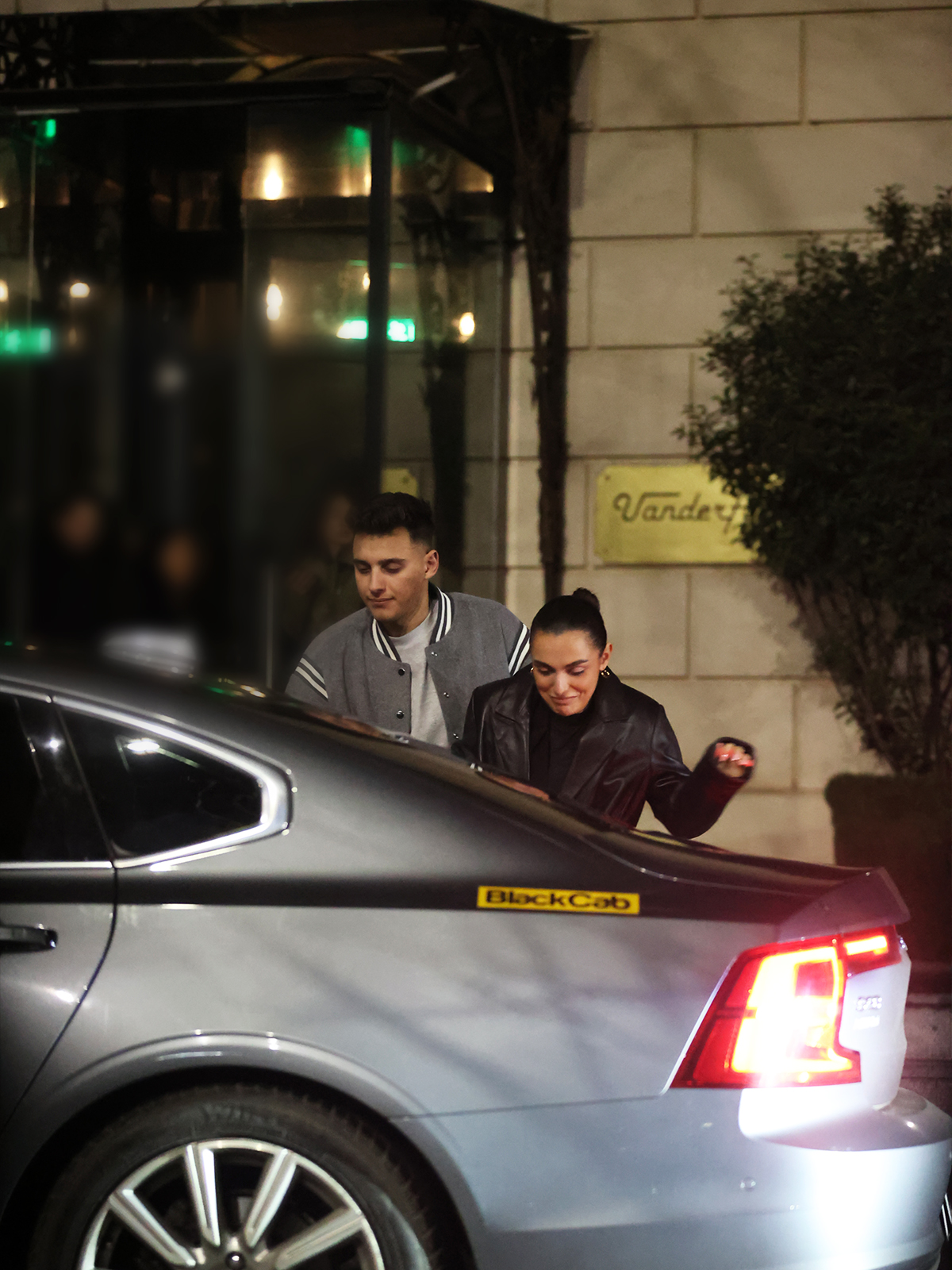 Tonghi este atent la nevoile iubitei sale