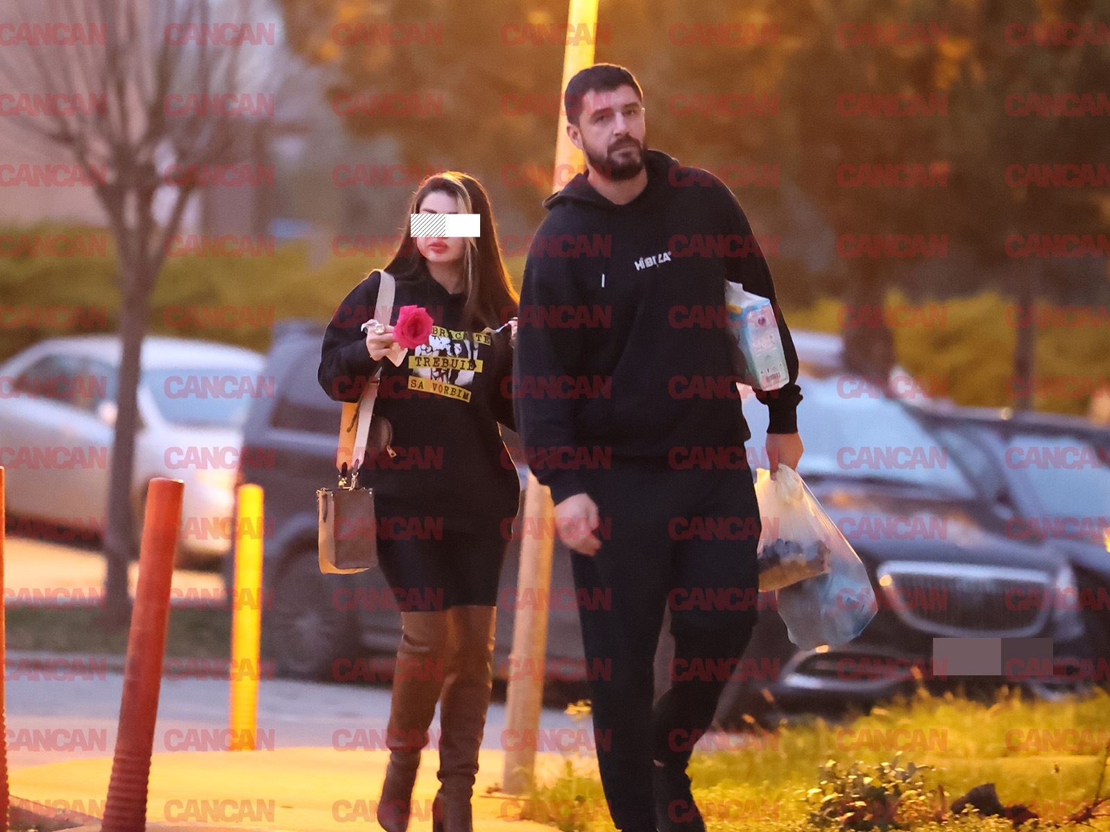 Ea cu trandafirul, el cu covoarele de cățeluș