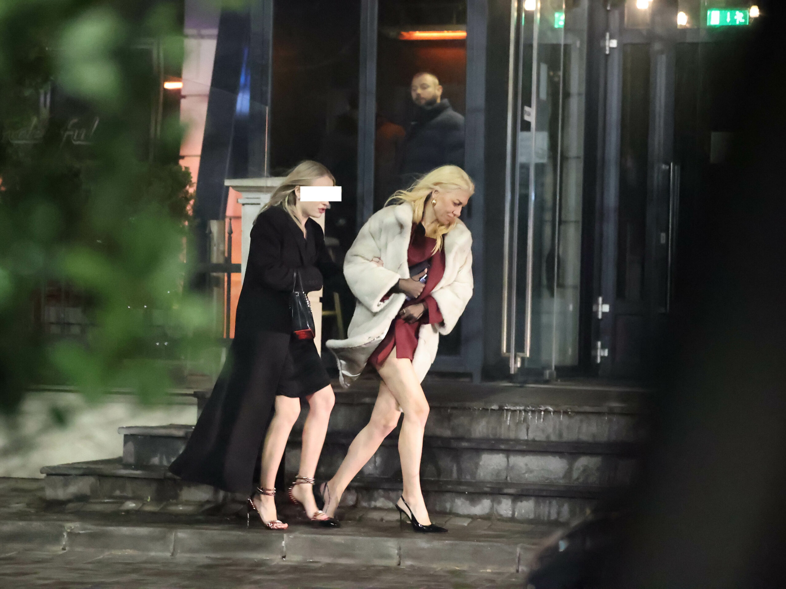 Vântul bătea atât de puternic că putea să le doboare pe cele două, dar ele au rezistat