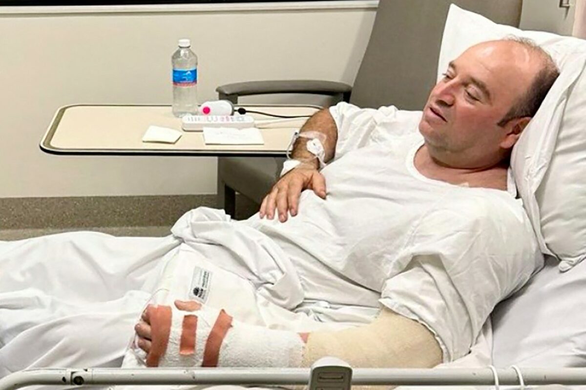 Imagine Stire Eroul din Australia, care l-a dezarmat pe unul dintre atacatorii de la Sydney, a primit o sumă uriașă din donații. Întrebarea incredibilă pe care a pus-o când a aflat | 2review.ro