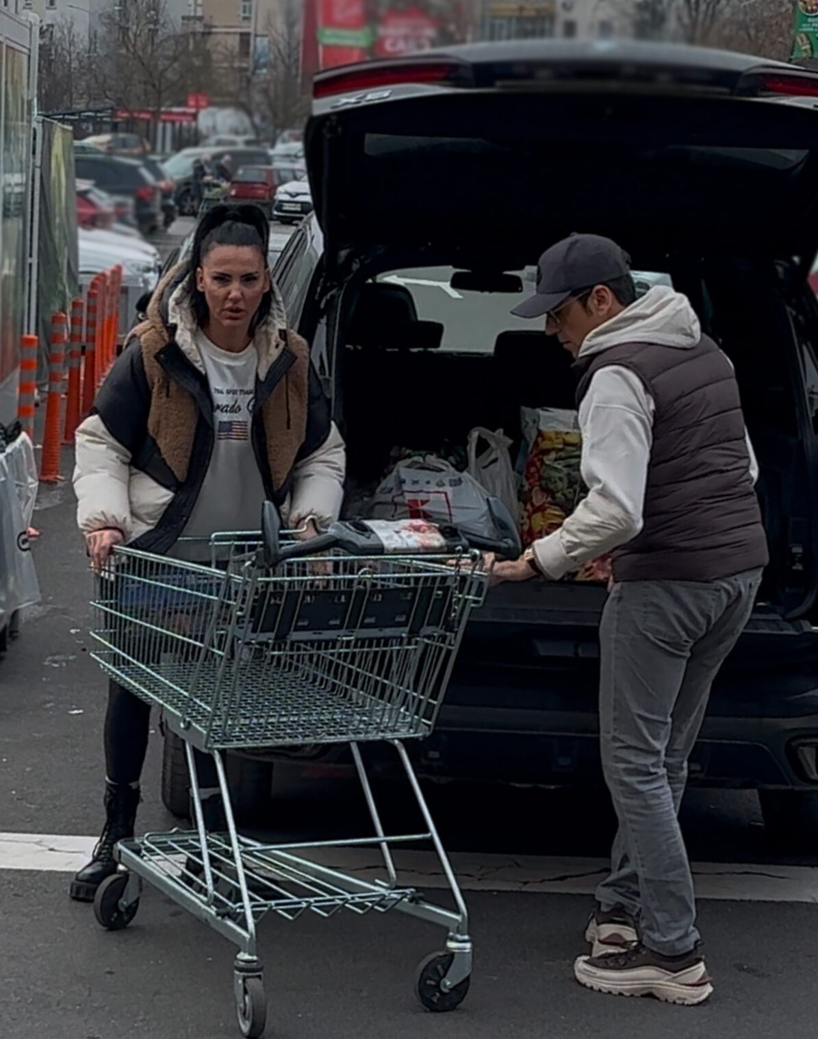 S-au ajutat reciproc să pună cumpărăturile în portbagaj