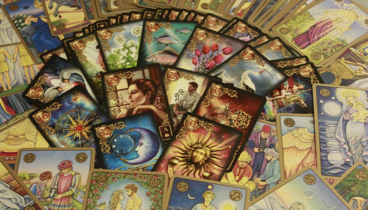 Imagine Stire Cartea de Tarot de azi, 15 martie. 8 de Monede anunță muncă, progres și rezultate mari | 2review.ro