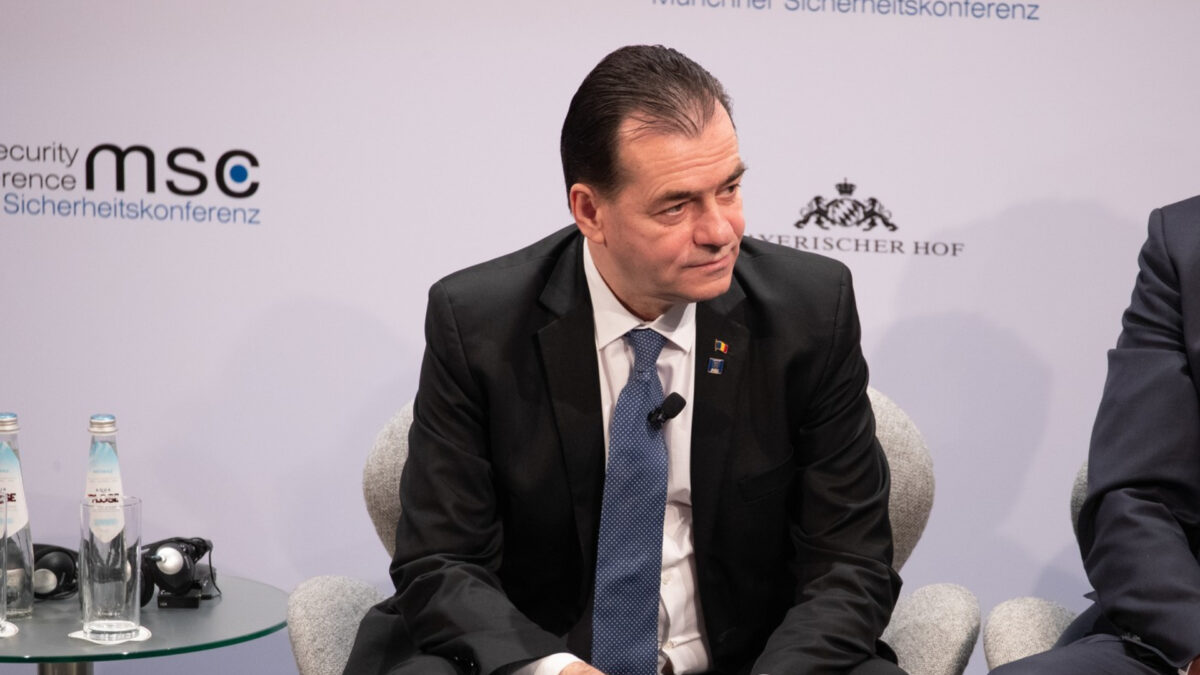 Imagine Stire Răspunsul amuzant al lui Ludovic Orban când a fost întrebat dacă își vopsește sprâncenele. Politicianul, la momentul adevărului! | 2review.ro