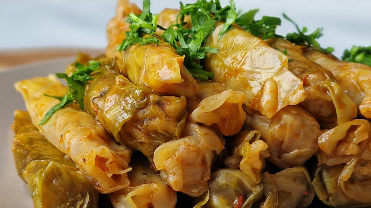 Imagine Stire Rețeta zilei, 16 decembrie 2025. Sarmale de post ”leneșe”, gata în doar 30 de minute | 2review.ro