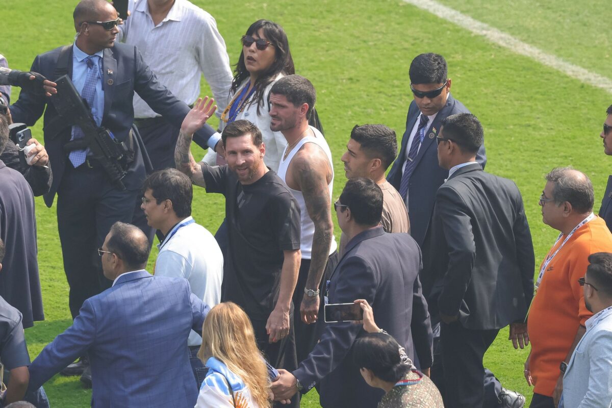 Imagine Stire Haos la debutul turneului lui Lionel Messi în India. Fanii furioși au rupt scaunele de pe stadion! Ce i-a nemulțumit grav | 2review.ro