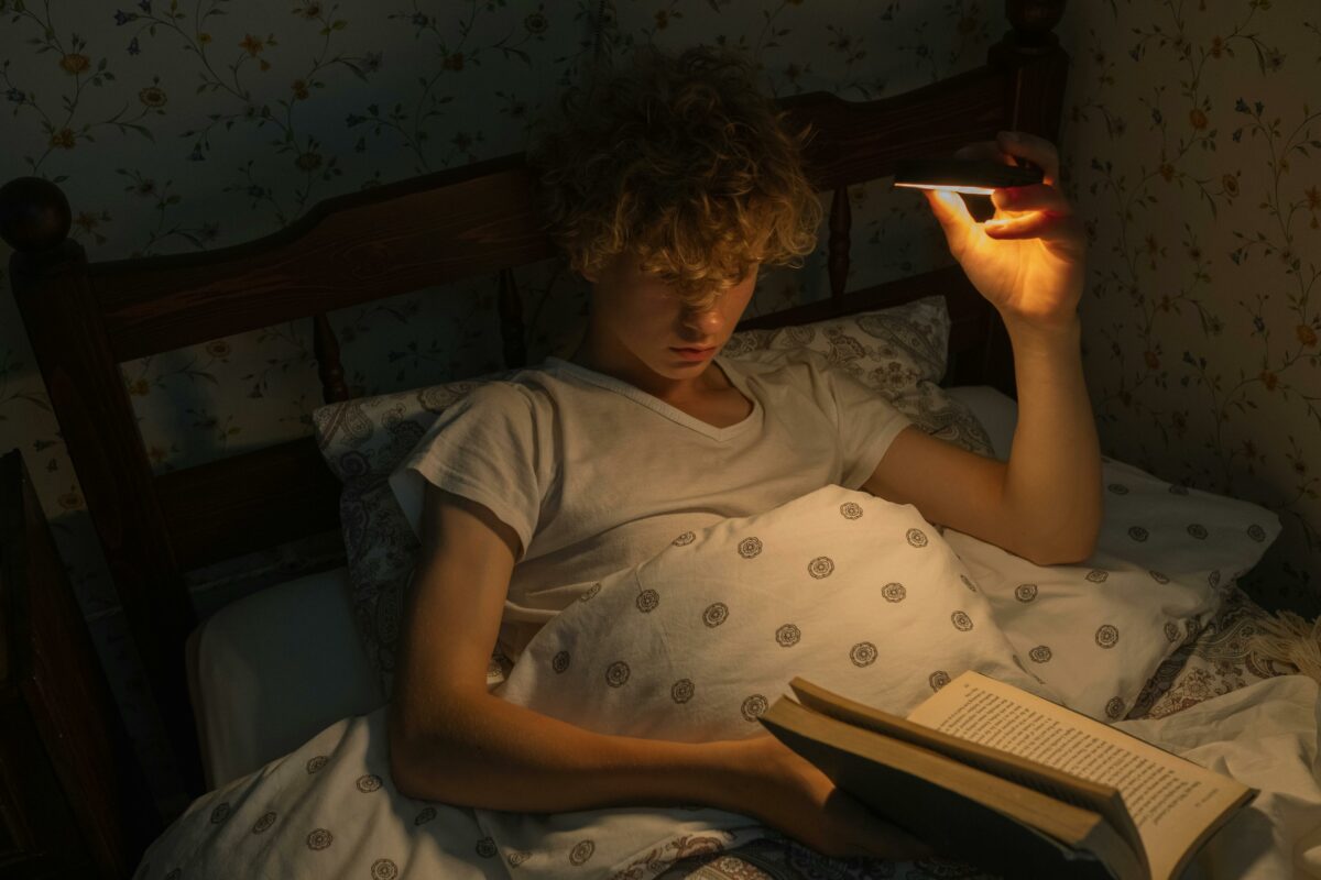 Noul trend viral de pe TikTok din iarna lui 2025: ce cărți a început Gen Z să răsfoiască la căldură, cuibăriți sub pilote și pături