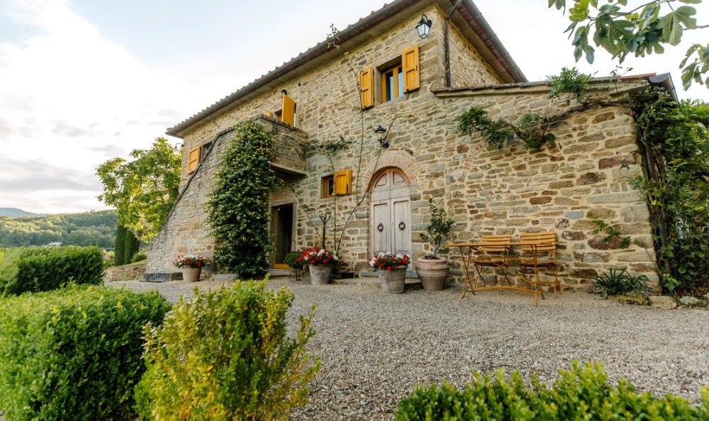 O vilă din Toscana se vinde la preț de penthouse în București. Are piscină, livadă și vie