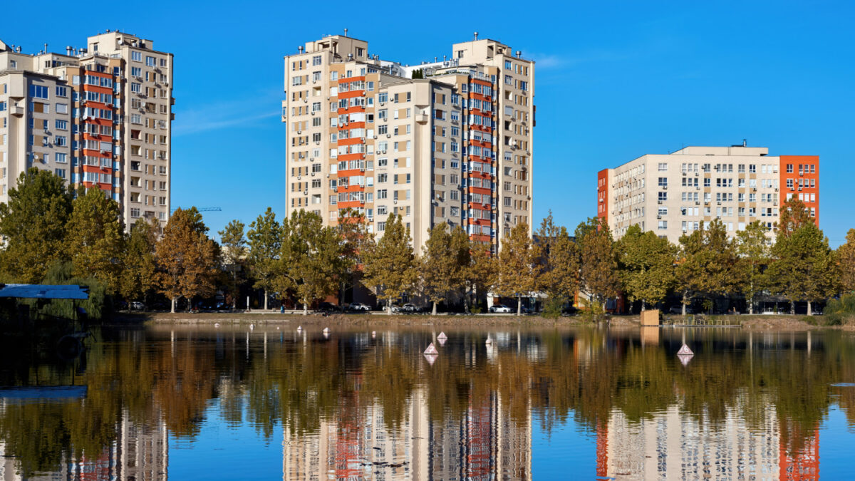 Orașul din România care încape într-un bloc. Gluma devenită virală