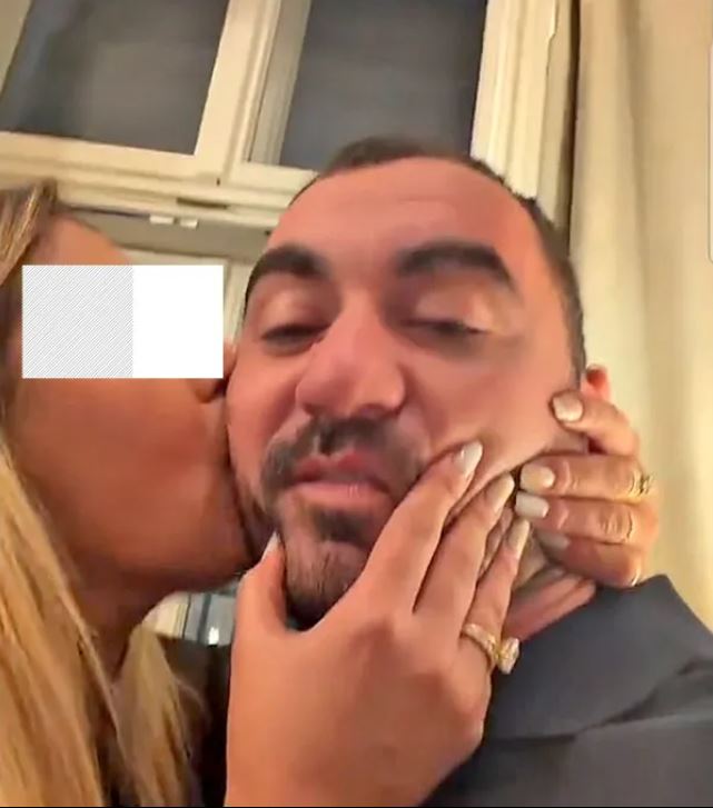 Pescobar alături de noua cucerire în camera de hotel din Viena