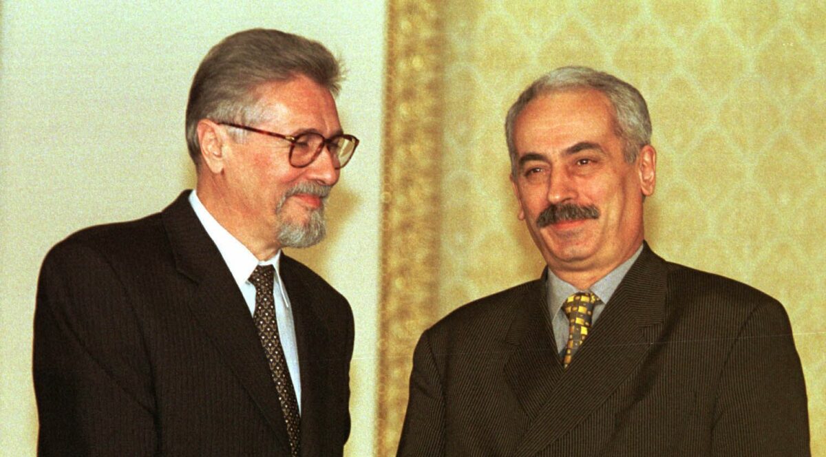 Crăciunul politicienilor în 1999: cabane, sarmale și liniștea dinaintea schimbării de mileniu