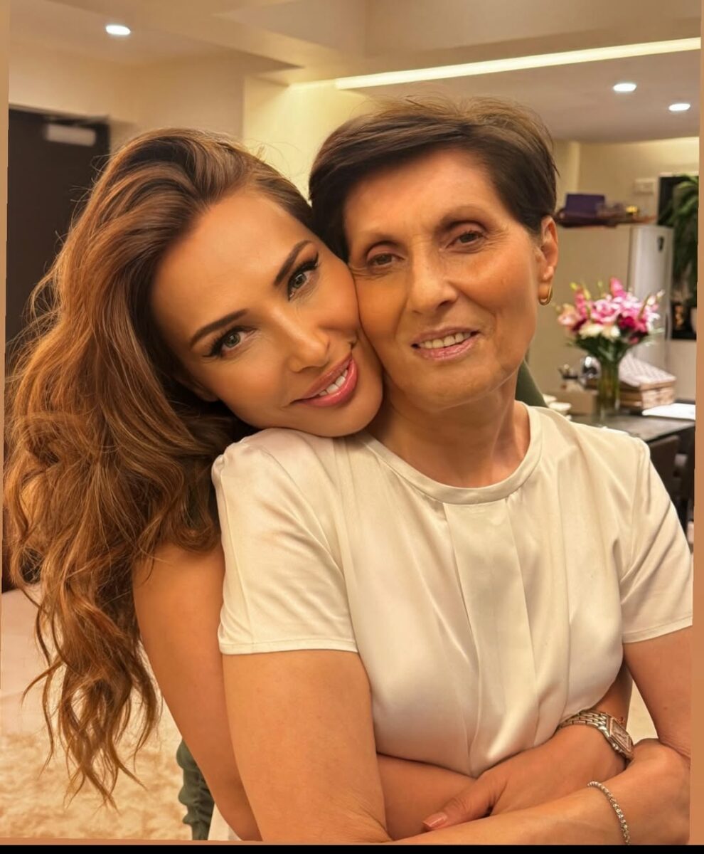 Iulia Vântur a postat o fotografie alături de mama ei. Sursă: Instagram 