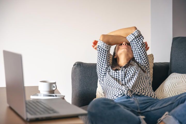 Munca de acasă îi lovește pe tineri fix unde îi doare! Abia acum își dau seama că „remote-ul” le sabotează cariera